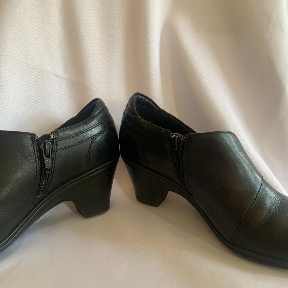 Black Clark Booties Size 6M - Picture 4 of 7